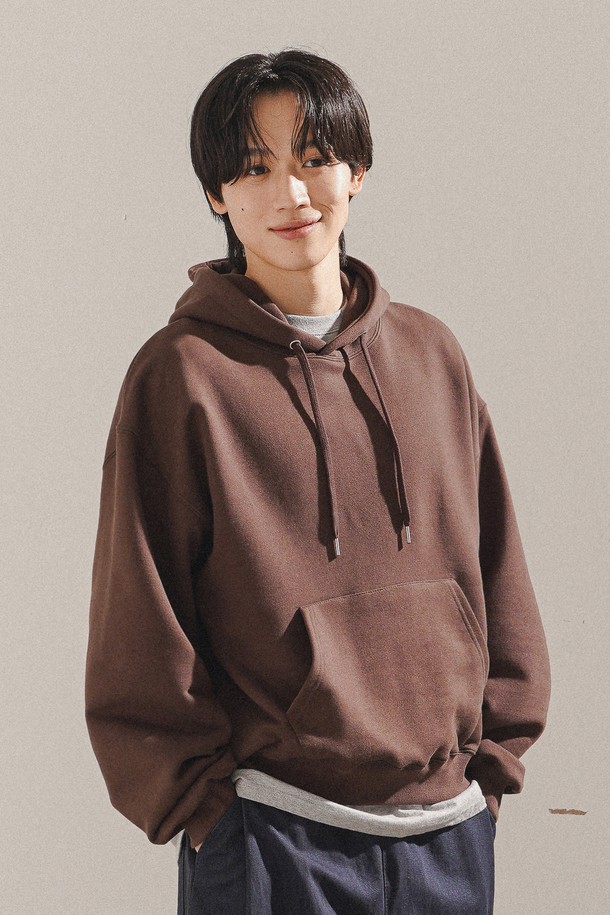 데이컷 크롭 오버핏 후드 브라운 KJHD2649는 가을, 겨울에 어울리는 캐주얼 및 스트릿 스타일의 후드 티셔츠입니다. 톤 다운된 브라운 색상과 함께 그레이, 블랙, 브릭레드, 크림, 다크퍼플 등 다양한 컬러 옵션을 제공하여 폭넓은 선택이 가능합니다. 오버핏으로 편안한 착용감을 선사하며, 크롭 기장으로 트렌디한 스타일을 연출합니다. 이중 후드 디자인, 무광 니켈 아일렛, 밀도 높은 스트링, 삼봉 암홀 마감, 립 소재 소매단과 밑단 등 꼼꼼한 마감 디테일이 돋보입니다. 데일리룩은 물론, 집콕룩, 산책룩으로 활용하기 좋습니다.
