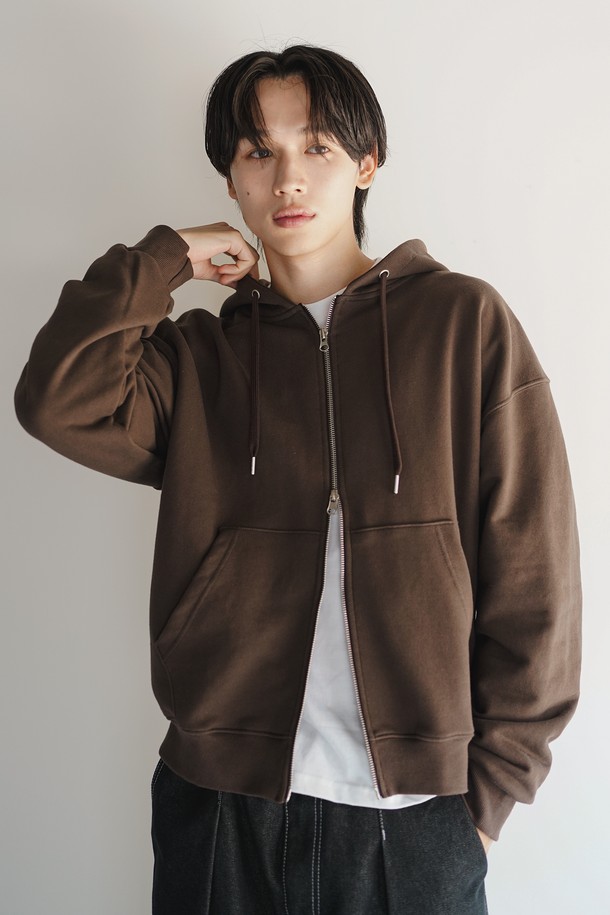 데이컷 크롭 오버핏 후드집업 브라운 KJHD2650은 남녀 모두 착용 가능한 캐주얼하고 베이직한 스타일의 후드집업입니다. 봄, 가을, 겨울, 세 계절에 걸쳐 활용 가능하며, 두꺼운 두께감으로 따뜻함을 더합니다. 크롭 기장과 오버핏으로 트렌디한 핏을 연출하며, 이중 후드, 투웨이 지퍼, 립 소재 소매단과 밑단, 니켈 아일렛, 스트링 철립 마감 등의 디테일이 돋보입니다. 집콕룩, 겨울 데일리룩, 산책룩 등 다양한 TPO에 맞춰 미니멀하게 연출할 수 있습니다. 브라운 컬러의 무지 디자인으로 어떤 옷에도 매치하기 용이합니다.
