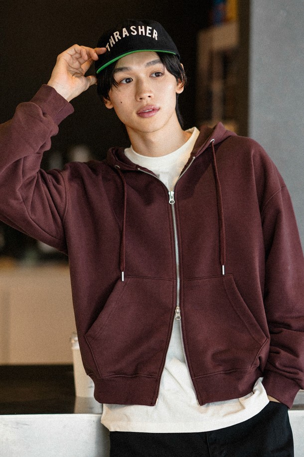 데이컷 크롭 오버핏 후드집업 브릭레드 KJHD2650은 캐주얼하고 미니멀한 스타일을 추구하는 분들을 위한 후드집업입니다. 브릭레드 컬러의 무지 디자인으로, 봄, 가을에 동네 마실룩이나 산책룩으로 활용하기 좋습니다. 오버핏 크롭 기장으로 트렌디함을 더하고, 긴소매와 집업 스타일로 간편하게 착용할 수 있습니다. 폴리에스테르 소재로 제작되어 편안한 착용감을 제공합니다.
