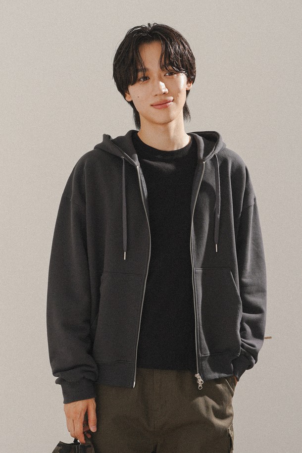 부드러운 촉감의 면과 폴리에스테르 혼방 소재로 제작된 데이컷 크롭 오버핏 후드집업 차콜 KJHD2650입니다. 캐주얼하고 베이직한 스타일로, 봄, 가을에 일상, 동네 마실, 집콕, 산책 등 다양한 TPO에 활용하기 좋습니다. 텀블 워싱, 텐터 가공, 복원력이 높은 원단으로 제작되어 안정적인 실루엣을 유지하며, 테리 원단을 사용하여 편안한 착용감을 선사합니다.
