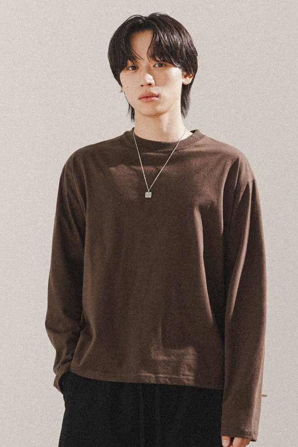 보이 크롭 긴팔 티셔츠 다크브라운 KJLT2672는 데일리룩과 집콕룩에 적합한 공용 긴팔 티셔츠입니다. 베이직, 캐주얼, 미니멀 스타일을 연출하기 좋으며, 봄, 가을 시즌에 활용하기 좋습니다. 16수 싱글 저지 면 소재로 제작되어 통기성이 우수하며, 라운드넥 크롭 기장으로 트렌디한 핏을 선사합니다. 넥 시보리 처리, 안쪽 넥 테이프 마감, 소매와 밑단 더블 스티치, 텀블 워싱 및 텐터 가공으로 꼼꼼하게 제작되었습니다. 다크브라운, 화이트, 블랙, 그레이, 브릭레드 등 다양한 색상으로 만나보세요.
