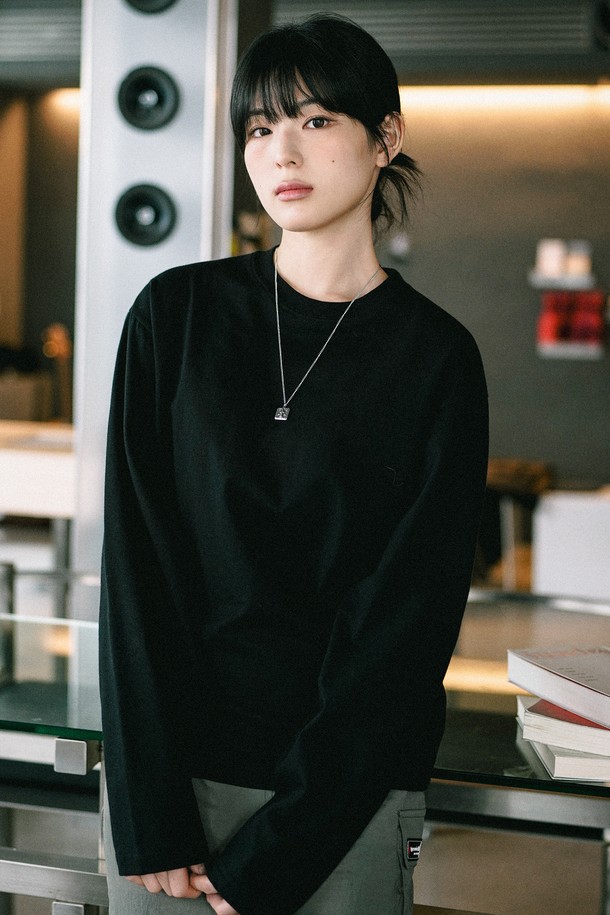 보이 크롭 긴팔 티셔츠 블랙 KJLT2672는 남성용 긴팔 티셔츠입니다. 베이직한 스타일로 봄, 가을에 착용하기 적합하며, 크롭 기장과 보이 핏으로 트렌디함을 더했습니다. 무지 디자인의 라운드넥 티셔츠로 미니멀하고 캐주얼한 스타일을 연출할 수 있습니다. 블랙 컬러로 다양한 하의와 매치하여 데일리룩을 완성해보세요.
