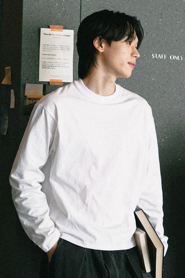 보이 크롭 긴팔 티셔츠 화이트 KJLT2672는 남녀 모두 착용 가능한 베이직하고 캐주얼한 스타일의 긴팔 티셔츠입니다. 면 100% 소재로 제작되어 부드러운 촉감을 제공하며, 봄, 가을에 적합합니다. 16수 싱글 원단, 넥라인 립조직 마감, 이중 스티치 마감, 텐터/텀블 가공으로 내구성을 높였습니다. 라운드넥에 루즈핏 크롭 기장으로, 동네 마실룩이나 봄 소풍룩에 편안하게 연출하기 좋습니다. 미니멀하고 클래식한 스타일을 즐기는 분들께 추천합니다.
