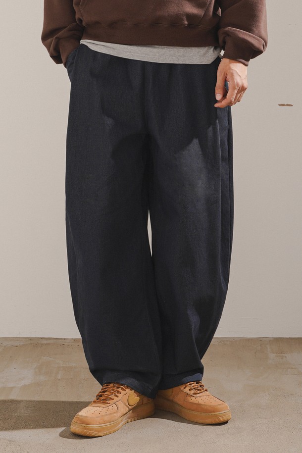 기프트 벌룬 워싱 코튼팬츠 네이비 JJLP2671는 부드러운 면 소재에 바이오 워싱 가공을 더해 빈티지한 멋을 살린 코튼 팬츠입니다. 넉넉한 와이드 벌룬 핏과 앞주름 디테일이 편안하면서도 스타일리시한 실루엣을 연출하며, 드로우스트링과 포켓, 백포켓으로 실용성을 높였습니다. 캐주얼, 미니멀, 클래식 스타일을 아우르며 봄, 가을 동네 마실룩이나 가을 나들이룩에 적합합니다.
