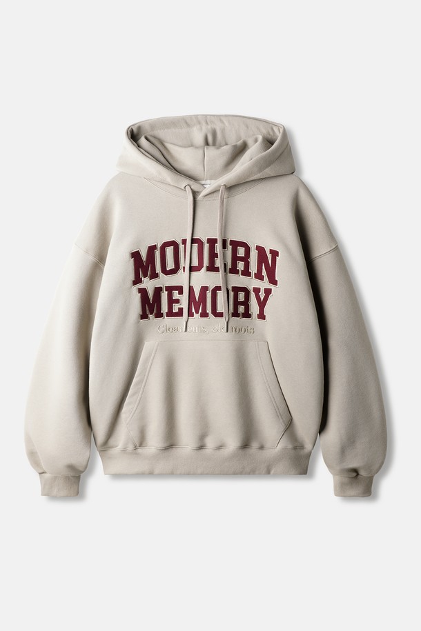 모던 메모리 후드 라이트베이지 KJHD2668는 사계절 활용 가능한 공용 후드티셔츠입니다. 라이트베이지를 포함한 5가지 색상으로 출시되었으며, 릴랙스핏으로 편안한 착용감을 제공합니다. 두꺼운 두께감과 부드러운 촉감의 면, 폴리에스테르 혼방 소재로 제작되었습니다. 이중 후드, 매트 니켈 아일렛, 불렛 지퍼, 자수 테두리 그래픽, 소매단 및 밑단 립조직 등 디테일한 디자인이 특징입니다. 집콕룩, 겨울 데일리룩, 캐주얼, 미니멀, 스트리트 스타일을 즐기는 분들께 추천합니다.
