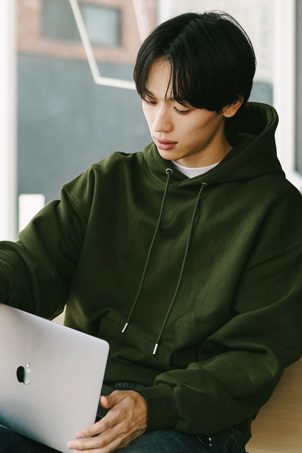 플레인 에센셜 후드 다크카키 KJHD2674는 캐주얼하고 미니멀한 스타일을 연출하기 좋은 오버핏 후드티입니다. CP Terry 소재의 면 60%와 폴리에스터 40% 혼방으로 제작되어 부드러운 촉감과 두꺼운 두께감으로 겨울철 따뜻하게 착용할 수 있으며, 소매 끝단 스크립트 로고 자수가 포인트입니다. 텀블 워싱 및 텐터 프레임 가공을 거쳐 세탁 후 변형을 최소화하여, 데일리룩, 집콕룩, 산책룩 등 다양한 TPO에 활용하기 좋습니다.
