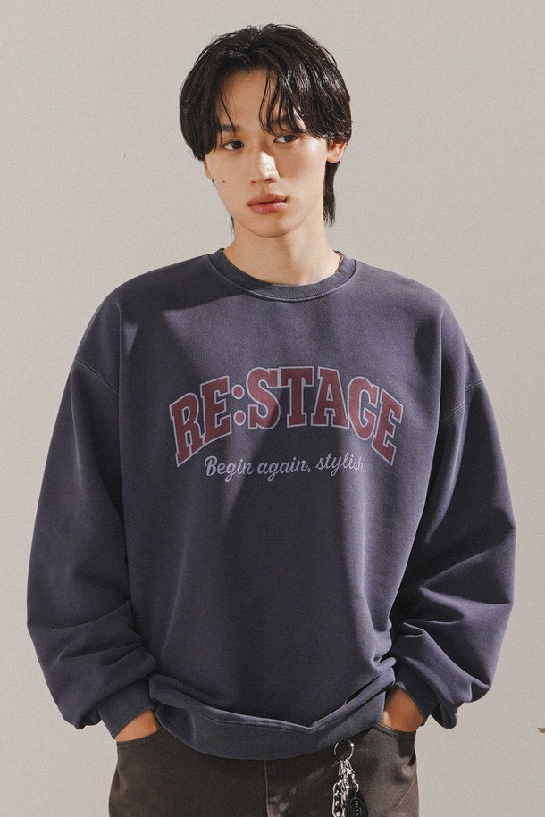 리스테이지 피그먼트 스웨트셔츠 네이비 KHMT2656은 남성용 스웨트셔츠로, 가을과 겨울에 활용하기 좋은 두꺼운 두께감과 부드러운 촉감이 특징입니다. 오버핏 라운드넥 디자인에 네이비 컬러, 로고 프린트가 돋보이며, 캐주얼, 베이직 스타일을 연출합니다. 피그먼트 워싱 기법으로 빈티지한 멋을 더하여 겨울 데일리룩, 집콕룩, 산책룩 등 다양한 TPO에 맞춰 캐주얼, 미니멀, 클래식 스타일을 완성할 수 있습니다.
