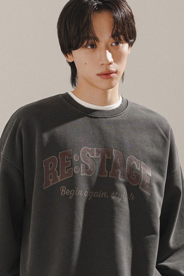 리스테이지 피그먼트 스웨트셔츠 다크그레이 KHMT2656는 캐주얼하고 미니멀한 스타일을 추구하는 분들을 위한 데일리 아이템입니다. 가을, 겨울 시즌에 적합하며, 부드러운 면 소재와 레귤러 핏으로 편안한 착용감을 선사합니다. 다크그레이 컬러에 로고 프린트가 더해져 베이직하면서도 스타일리시한 룩을 연출하며, 피그먼트 워싱 기법으로 빈티지한 멋을 더했습니다.
