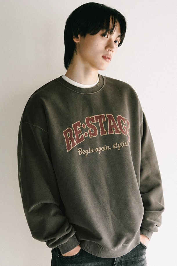 리 스테이지 피그먼트 스웨트셔츠 카키 KHMT2656은 남녀 모두 착용 가능한 간절기/겨울용 스웨트셔츠입니다. 캐주얼, 베이직 스타일로 일상생활에 편안하게 착용하기 좋습니다. 부드러운 촉감의 면, 폴리에스테르 혼방 소재에 피그먼트 워싱 처리하여 빈티지한 멋을 더했습니다. CP 테리 원단과 립 소재 시보리 마감, 갈라삼봉 암홀 처리로 꼼꼼하게 제작되었습니다. 레터링과 로고 포인트가 돋보이는 레귤러핏 라운드넥 긴소매 스웨트셔츠입니다.
