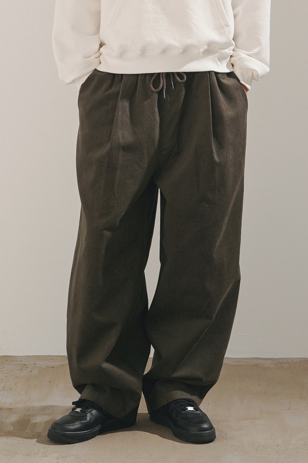 코튼 피치 가공 면 소재로 제작되어 부드러운 촉감이 특징인 딥카키 색상의 남성용 와이드 밴딩 팬츠입니다. 허리 스트링과 세미 와이드 실루엣, 그리고 트렌디한 볼륨감으로 캐주얼하면서도 빈티지한 스타일을 연출합니다. 사계절 내내 활용 가능한 이 팬츠는 일상 및 캐주얼 룩에 편안함과 스타일을 더해줍니다.
