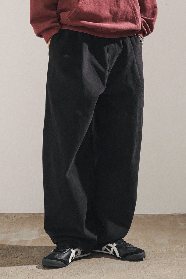 코튼피치 와이드 밴딩팬츠 블랙 MMLP2673는 부드러운 코튼피치 소재로 제작되어 편안한 착용감을 선사합니다. 캐주얼하고 베이직한 스타일의 디자인으로, 봄, 가을 시즌에 활용하기 좋습니다. 허리 밴딩 디테일과 루즈핏으로 활동성을 높였으며, 와이드한 핏이 트렌디한 느낌을 더해줍니다. 무지 디자인의 블랙 컬러로 다양한 상의와 쉽게 매치하여 미니멀하고 클래식한 스타일을 연출할 수 있습니다.
