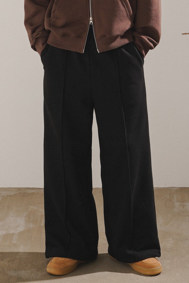 누와 피그먼트 와이드 스웨트 팬츠 블랙 SJLP2655는 남녀 모두 착용 가능한 캐주얼하고 베이직한 스타일의 스웨트 팬츠입니다. 면 소재의 두꺼운 원단과 루즈핏 와이드 디자인으로 편안한 착용감을 선사하며, 피그먼트 워싱 처리로 자연스러운 멋을 더했습니다. 봄, 가을, 겨울 계절에 집콕룩, 동네 마실룩, 겨울 데일리룩 등 다양한 TPO에 맞춰 미니멀하게 연출하기 좋습니다.
