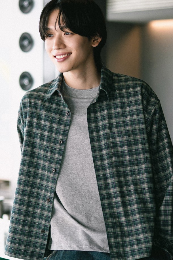 빈티지 크롭 체크셔츠는 그린 컬러에 체크 패턴으로 포인트를 주어 캐주얼하면서도 레트로한 무드를 연출합니다. 베이직 카라와 긴 소매, 전면 포켓, 우드 텍스처 버튼, 후면 요크 절개, 소매 주름 디테일로 디자인되었으며, 봄, 가을 데이트룩, 카페룩, 봄 소풍룩에 활용하기 좋습니다. 셔츠 특유의 클래식함을 살리면서도 크롭 기장으로 트렌디함을 더해 다양한 스타일을 소화할 수 있습니다.
