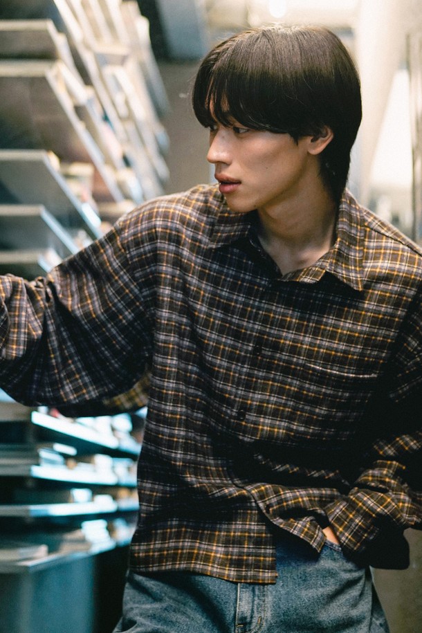 빈티지한 무드의 차콜(Charcoal) 컬러 체크 셔츠입니다. 남성용으로, 가을과 겨울에 따뜻하게 입을 수 있는 긴 소매 크롭 셔츠입니다. 부드러운 면 소재로 제작되었으며, 오버핏 디자인과 카라넥으로 캐주얼하면서도 빈티지한 스타일을 연출합니다. 가을 나들이룩이나 겨울 데일리룩에 활용하기 좋으며, 워크웨어 스타일을 더해 개성 있는 룩을 완성할 수 있습니다. 
