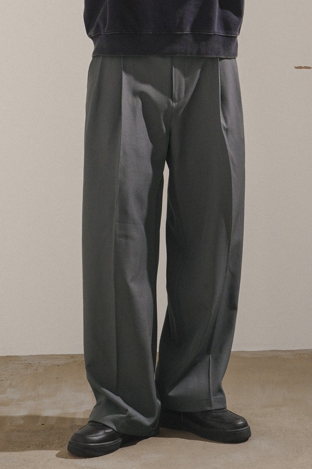 포시즌 와이드 슬랙스 그레이 MMLP2651는 남성용 슬랙스로, 사계절 내내 활용 가능한 실용적인 아이템입니다. 클래식과 미니멀 스타일을 기반으로 하며, 오피스룩, 비즈니스 캐주얼, 모임룩 등 다양한 TPO에 적합합니다. 와이드핏에 긴 기장으로 제작되었으며, 정갈한 레직기 주름과 매트한 버튼 디테일이 돋보입니다. 전면 사선 포켓, 후면 포켓, 다트선 디테일, 단침 스티치 마감 등 섬세한 디테일까지 놓치지 않았습니다.
