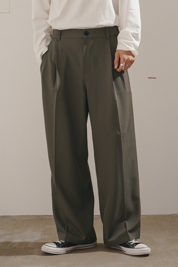 포시즌 와이드 슬랙스 다크베이지 MMLP2651는 남성용 슬랙스로, 사계절 내내 활용 가능한 실용적인 아이템입니다. 다크베이지 컬러를 비롯해 그레이, 브라운, 블랙 등 4가지 색상으로 출시되어 폭넓은 선택지를 제공합니다. 와이드핏 디자인에 폴리에스테르와 스판덱스 혼방 소재로 제작되어 편안한 착용감과 활동성을 보장합니다. 플리츠 디테일, 대각선 포켓, 매트 버튼 등의 섬세한 디자인 요소가 돋보이며, '출근룩', '오피스룩', '비즈니스 캐주얼'에 적합한 '클래식'하고 '미니멀'한 스타일을 연출할 수 있습니다. 특히, 밴딩이 없어 깔끔한 실루엣을 선호하는 분들께 추천합니다.
