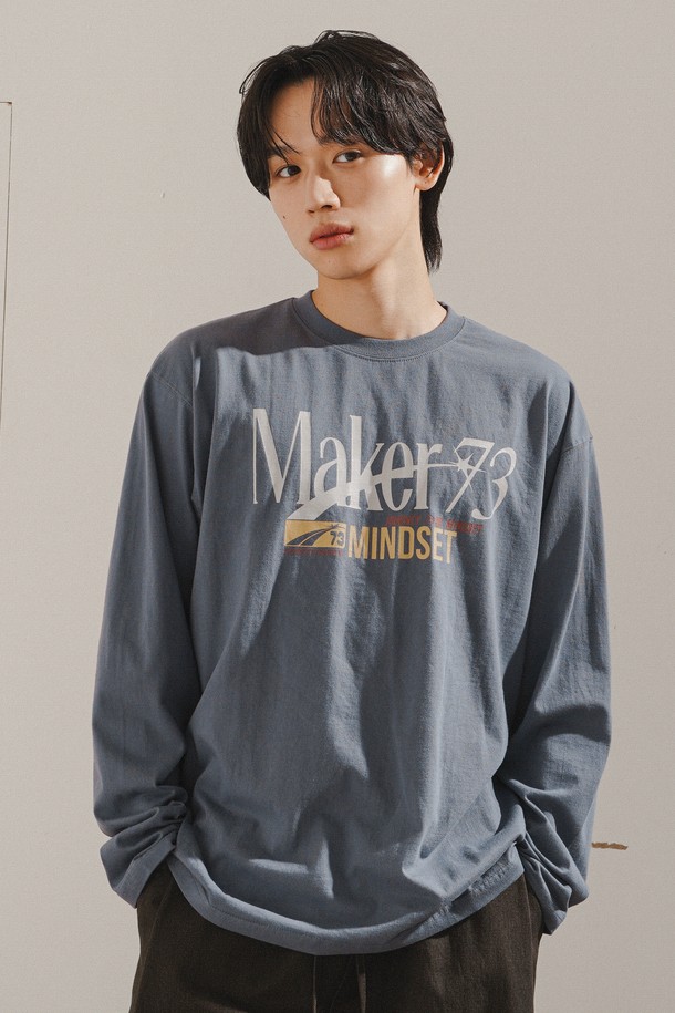 메이커라인 블루그레이 긴팔 티셔츠는 베이직하고 캐주얼한 스타일의 공용 의류입니다. 면 소재의 레귤러핏 라운드넥 긴팔 티셔츠로, 봄, 가을에 착용하기 좋으며, 전면 나염 그래픽과 넥, 소매, 밑단의 더블 스티치 마감으로 디자인의 완성도를 높였습니다. 일상복으로 활용하기 좋으며, 캐주얼, 미니멀, 클래식 스타일을 즐기는 분들께 추천합니다.
