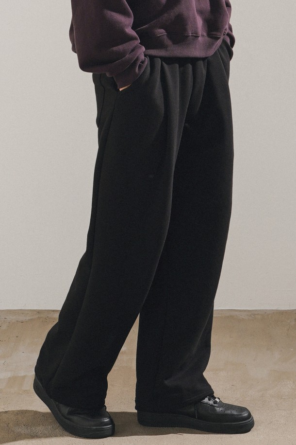 데이컷 원턱 스웨트팬츠 블랙 ISLP2662는 캐주얼, 스트리트, 미니멀 스타일을 아우르는 스웨트팬츠입니다. 넉넉한 루즈핏에 두꺼운 면과 폴리에스테르 혼방 소재로 제작되어 부드러운 촉감을 선사합니다. 원턱 디자인과 사이드 플리츠 디테일이 특징이며, 허리 스트링과 밑단 스트링으로 핏 조절이 용이합니다. 또한, 양쪽 포켓과 뒷 포켓을 갖춰 실용성을 더했습니다. 동네 마실룩, 집콕룩, 겨울 데일리룩 등 다양한 TPO에 활용하기 좋습니다.
