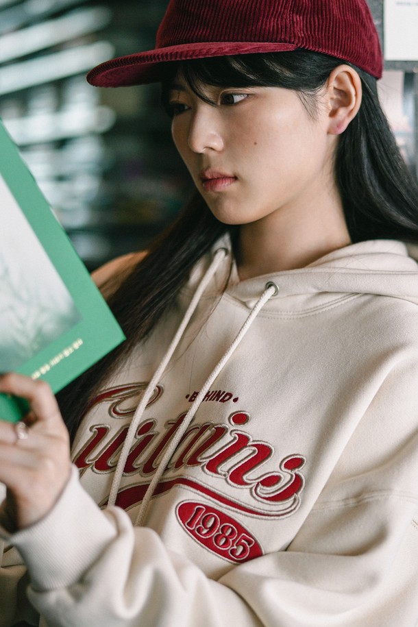 컬테인 후드 크림그레이 ISHD2663은 가을, 겨울 시즌에 어울리는 남녀 공용 후드티입니다. 부드러운 면 소재로 제작되어 편안한 착용감을 선사하며, 레귤러 핏으로 제작되어 어떤 스타일에도 자연스럽게 매치됩니다. 크림그레이, 네이비, 블랙 세 가지 색상으로 출시되어 취향에 맞게 선택할 수 있습니다. 캐주얼하고 베이직한 스타일로, 데일리룩이나 집콕룩으로 활용하기 좋습니다. 후드와 긴소매, 로고 패턴 디자인으로 포인트를 더했습니다.
