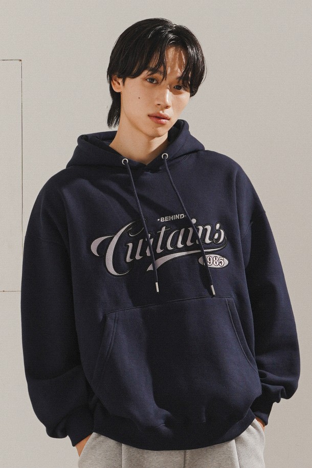 컬테인 후드 네이비 ISHD2663는 남녀 모두 착용 가능한 캐주얼 스타일의 후드 티셔츠입니다. 가을, 겨울 시즌에 적합하며, 오버핏으로 편안한 착용감을 선사합니다. 네이비 컬러에 로고 및 프린트 무늬가 돋보이며, 두꺼운 두께감과 부드러운 면 소재로 제작되었습니다. 이중 후드 디자인과 무광 니켈 아일렛, 펠트 소재 전면 그래픽이 특징이며, 립 소재 소매단과 밑단으로 마감되었습니다. 집콕룩, 겨울 데일리룩, 산책룩 등 다양한 TPO에 활용 가능합니다.

