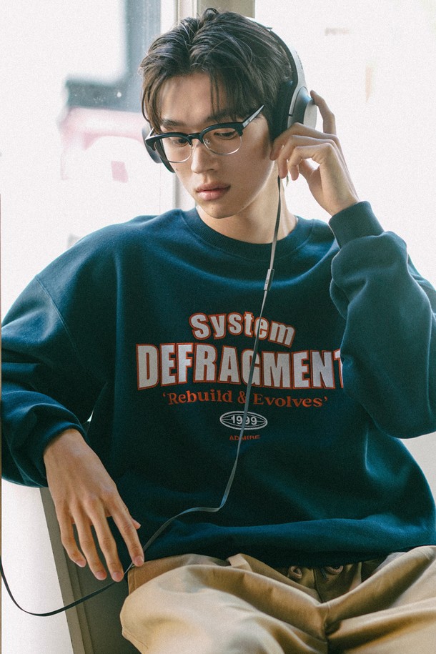 디프라그먼트 맨투맨 네이비 ISMT2665는 남성용 맨투맨으로, 캐주얼 및 스트릿 스타일을 연출하기에 적합합니다. 봄, 가을, 겨울 계절에 착용 가능하며, 부드러운 면 소재로 제작되어 편안한 착용감을 선사합니다. 네이비 컬러에 레귤러 핏으로 제작되었으며, 넥 라인 테이프 보강 처리와 프론트 그래픽 디자인이 특징입니다. 소매단과 밑단에는 립 조직을 사용하여 활동성을 높였으며, 삼봉 스티치 디테일로 내구성을 더했습니다. 데일리룩, 산책룩 등 다양한 TPO에 활용하기 좋은 아이템입니다.
