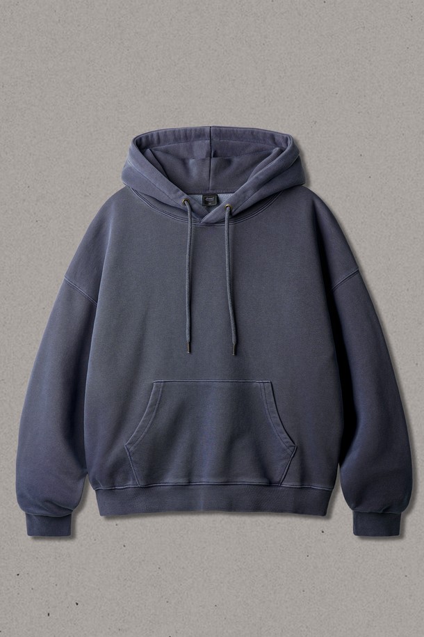 시에나 블러 피그먼트 후드 네이비 ISHD2670은 남성을 위한 캐주얼, 베이직 스타일의 후드티셔츠입니다. 가을, 겨울에 적합하며, 두꺼운 두께감으로 따뜻하게 착용할 수 있습니다. 부드러운 면 소재에 오버핏으로 편안한 착용감을 제공하며, 무지 디자인에 피그먼트 워싱으로 포인트를 더했습니다. 일상, 집콕, 산책 등 다양한 TPO에 활용하기 좋으며, 캐주얼, 미니멀, 클래식 스타일을 즐겨 입는 분들께 추천합니다.
