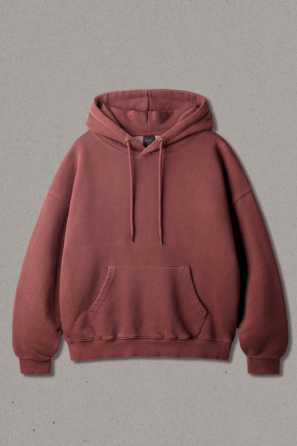 시에나 블러 피그먼트 후드 버건디 ISHD2670은 캐주얼, 스트릿, 미니멀 스타일을 아우르는 공용 후드티셔츠입니다. 봄, 가을, 겨울 시즌에 적합하며, 일상 및 동네 마실룩, 캠핑룩에 활용하기 좋습니다. 오버핏 레귤러 기장으로 편안한 착용감을 선사하며, 부드러운 면과 폴리에스테르 혼방 소재로 제작되었습니다. 피그먼트 워싱 가공을 통해 빈티지한 외관을 연출하며, 이중 후드, 골드 메탈 아일렛, 고밀도 스트링, 립조직 소매단과 밑단 등의 디테일로 완성도를 높였습니다.
