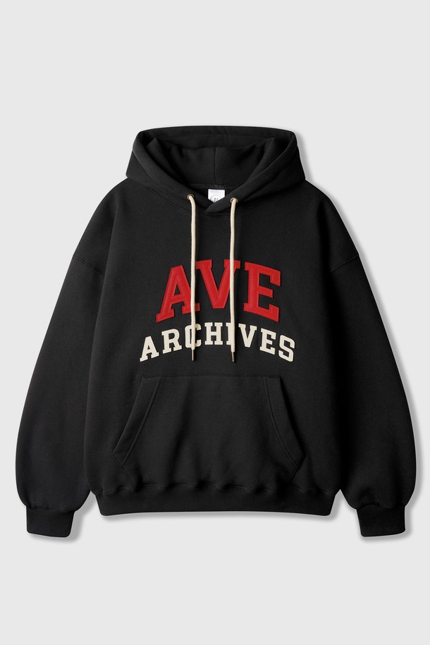 어센틱 아카이브 후드 블랙 KJHD2666는 가을, 겨울 시즌에 어울리는 남녀 공용 후드티셔츠입니다. 루즈핏으로 편안한 착용감을 선사하며, 부드러운 기모 안감과 포근한 촉감으로 따뜻함을 더했습니다. 가슴 중앙의 AVE 아치형 레터링과 무광 앤틱골드 아일렛, 금속 지퍼 디테일이 돋보이는 레트로, 캐주얼 스타일의 제품입니다. 립 소재 소매, 밑단 마감과 이중 후드 구조로 보온성을 높였으며, 일상, 집콕, 산책 등 다양한 TPO에 활용하기 좋습니다. 블랙 컬러의 면, 폴리에스테르 혼방 소재로 제작되었습니다.
