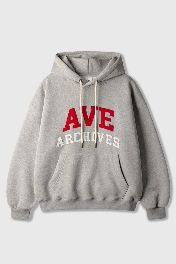 어센틱 아카이브 후드 그레이 KJHD2666는 캐주얼 및 스트릿 스타일을 아우르는 공용 후드티셔츠입니다. 가을, 겨울 시즌에 적합하며, 두꺼운 두께감과 부드러운 기모 안감으로 포근한 착용감을 선사합니다. 릴랙스 핏에 레귤러 기장으로 편안하게 착용 가능하며, 레터링과 로고 패턴이 돋보입니다. 이중 후드 구조, 골드 아일렛 및 끈팁, 빈티지 스타일 펠트 아플리케, 립 소재 소매단과 밑단 디테일이 돋보이는 제품입니다. 데일리룩, 집콕룩, 산책룩 등 다양한 TPO에 활용하기 좋습니다.
