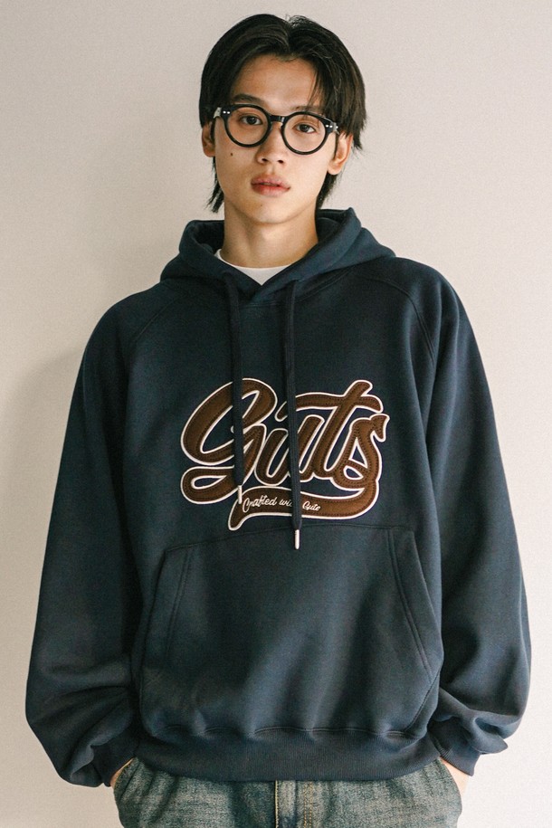 펠트라인 후드 네이비 JIHD2667는 남녀 모두 착용 가능한, 가을과 겨울에 어울리는 두꺼운 면 소재의 후드티셔츠입니다. 캐주얼 및 스트릿 스타일을 연출하기 좋으며, 레귤러 기장과 레글런핏으로 편안한 착용감을 선사합니다. 네이비 컬러에 립 소재 소매와 밑단 마감으로 디테일을 더했습니다. 이중 두께감의 후드, 단단한 봉제 끈, 무광 은니켈 팁, 입체감 있는 필트지, 자수 테두리 그래픽 등 섬세한 특징을 갖추었습니다. 겨울철 데일리룩, 집콕룩, 산책룩 등 다양한 TPO에 활용하기 좋습니다.
