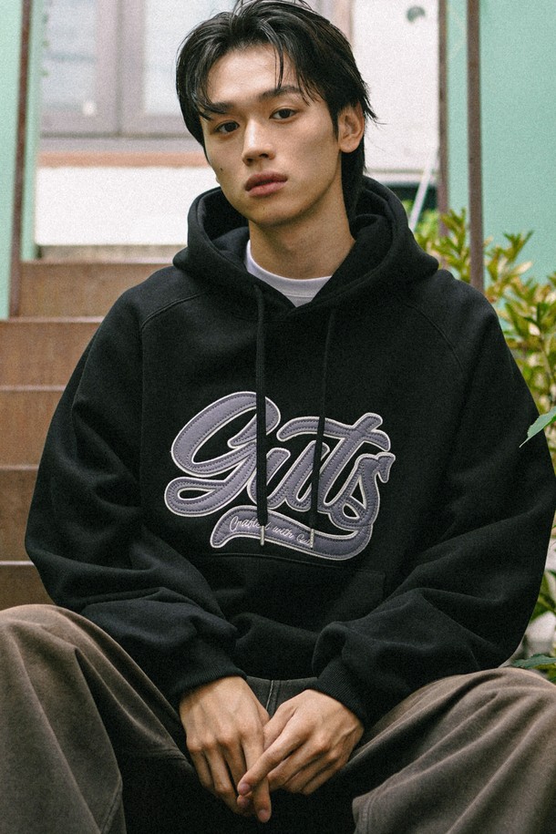 펠트라인 후드 블랙 JIHD2667는 겨울철 따뜻함과 스타일을 동시에 잡을 수 있는 공용 후드티셔츠입니다. 블랙, 그레이, 네이비, 브라운, 카키 5가지 다채로운 컬러로 출시되어 취향에 맞는 선택이 가능하며, 라글란 소매와 오버핏으로 편안한 착용감을 선사합니다. 두꺼운 두께감과 기모 안감으로 보온성을 높였으며, 부드러운 촉감과 더블 레이어드 후드, 메탈 아일렛, 립 소매단 및 밑단, 펠트 아플리케, 자수 디테일이 특징입니다. 캐주얼, 클래식, 미니멀 스타일을 아우르며 겨울 데일리룩, 집콕룩, 산책룩 등 다양한 TPO에 활용할 수 있습니다.
