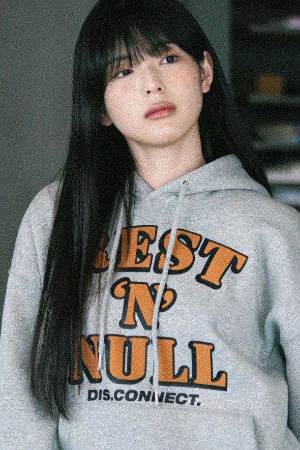 레스트 앤 후드 그레이 ISHD2660는 가을, 겨울 시즌에 어울리는 남녀 공용 후드티셔츠입니다. 클래식, 레트로, 빈티지 스타일을 아우르는 오버핏 디자인으로, 포근한 기모 안감과 두꺼운 두께감으로 뛰어난 보온성을 제공합니다. 그레이, 버건디, 블랙, 크림그레이, 카키 등 다양한 색상 옵션으로 출시되었으며, 이중 후드와 무광 은색 아일렛, 니켈 지퍼 등의 디테일이 돋보입니다. 립 소재 소매단과 밑단, 입체 쉐도우 볼드 레터링, 2도 나염으로 레트로 무드를 더해 겨울 데일리룩, 집콕룩, 산책룩 등 캐주얼한 스타일에 활용하기 좋습니다.
