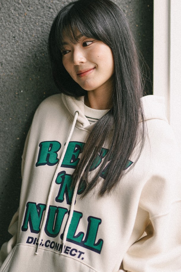 레스트 앤 후드 크림그레이 ISHD2660은 남녀 모두 착용 가능한 후드티셔츠입니다. 덤블 위싱 기모 원단과 테리 기모원단을 사용하여 부드러운 촉감과 뛰어난 보온성을 제공하며, 겨울철 일상, 집콕, 산책 등 다양한 TPO에 활용하기 좋습니다. 클래식, 레트로 스타일을 연출하며, 오버핏으로 편안한 착용감을 선사합니다. 입체감 있는 레터링 2도 나염 디자인이 특징이며, 긴 소매 기장과 후드 네크라인을 갖춘 두꺼운 두께감의 후드티셔츠입니다. 크림그레이, 버건디, 블랙, 카키 4가지 색상으로 만나보세요.
