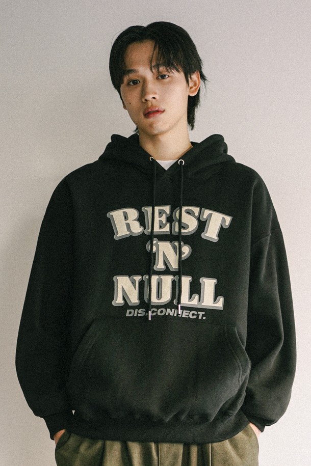 레스트 앤 후드 블랙 ISHD2660은 남녀 모두 착용 가능한 블랙 컬러의 후드티셔츠입니다. 가을, 겨울 시즌에 어울리는 두꺼운 두께감과 부드러운 면 소재로 제작되어 편안한 착용감을 제공합니다. 스트릿, 캐주얼 스타일을 연출하기 좋으며, 오버핏 디자인과 이중 후드, 립 소재 소매 및 밑단 마감으로 포인트를 더했습니다. 전면 입체 그래픽과 무광 은색 아일렛, 니켈 지퍼를 사용하여 스타일리시함을 강조했으며, 집업 형태로 간편하게 착용할 수 있습니다. 겨울 데일리룩, 집콕룩, 산책룩 등 다양한 상황에서 활용하기 좋습니다.
