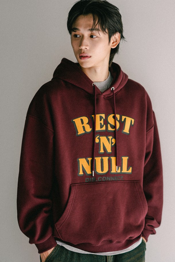 레스트 앤 후드 버건디 ISHD2660 후드티셔츠는 남녀 모두 착용 가능한 오버핏 디자인으로, 가을과 겨울에 따뜻하게 입을 수 있습니다. 부드러운 면 소재에 두꺼운 두께감으로 포근한 착용감을 선사하며, 더블 레이어드 후드와 매트 실버 아일렛, 메탈 지퍼 등의 디테일이 돋보입니다. 버건디 컬러 바탕에 플로킹 프린팅 로고가 특징이며, 립 브 소매단과 밑단, 엘라스틱 립으로 활동성을 더했습니다. 캐주얼, 스트릿, 미니멀 스타일을 즐겨 입는 분들께 겨울 데일리룩, 집콕룩, 산책룩으로 추천합니다.
