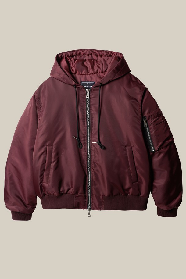 플라이트 후디 봄버 재킷 버건디 MMOT2669는 남성을 위한 캐주얼 아우터입니다. 봄, 가을에 적합하며, 스포티하고 미니멀한 무드를 연출합니다. 두꺼운 두께감과 오버핏으로 제작되었으며, 립 밴딩, 투웨이 지퍼, 웰트 포켓, 어깨 다트 디테일, 팔 라인 펜홀더 등의 특징을 갖추었습니다. 일상복이나 가벼운 산책 시 편안하게 착용할 수 있습니다. 세련된 버건디 컬러의 무지 디자인으로 다양한 스타일을 소화할 수 있습니다.
