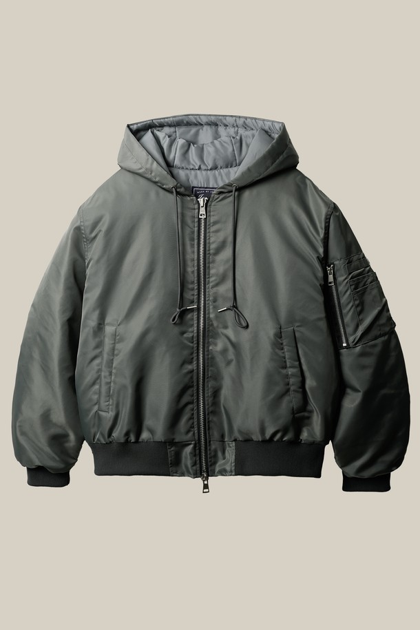 플라이트 후디 봄버 재킷 그레이 MMOT2669는 남녀 공용으로 착용 가능한 아우터입니다. 가을, 겨울 시즌에 적합하며, 캐주얼 및 스트릿 스타일을 연출하기 좋습니다. 그레이, 블랙, 버건디, 카키 4가지 색상으로 출시되었으며, 뻣뻣한 촉감의 헤비 트윌 원단과 두꺼운 두께감으로 따뜻함을 더했습니다. MA-1 코트 타입의 레귤러핏 봄버 재킷으로, 후드 디테일, 소매 포켓, 내부 포켓이 있어 실용성을 높였습니다. 겨울 데일리룩, 가을 나들이룩, 여행룩 등 다양한 TPO에 활용할 수 있으며, 미니멀한 스타일까지 소화 가능합니다.
