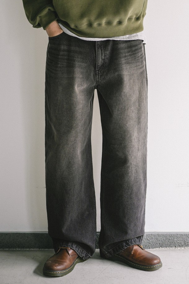 셰이드 데님팬츠 블랙 MMLP2679는 남성용 와이드핏 데님 팬츠입니다. 7수 데님 원단으로 제작되어 두께감이 있으며, 뻣뻣한 촉감을 선사합니다. 그라데이션 워싱 처리와 앤틱 실버 버튼, YKK 지퍼, 넉넉한 백포켓, 포켓 디테일로 디자인의 완성도를 높였습니다. 봄, 가을, 겨울, 겨울 데일리룩에 캐주얼, 클래식, 미니멀 스타일로 활용하기 좋습니다.
