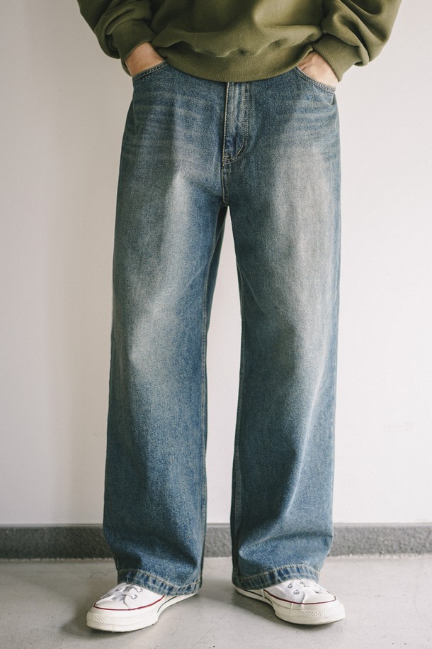 레이백 데님팬츠 블루 MMLP2677는 남성용 데님팬츠입니다. 봄, 가을에 착용하기 좋으며, 캐주얼하고 베이직한 스타일을 연출할 수 있습니다. 넉넉한 와이드 핏과 루즈핏으로 편안함을 더했으며, 뻣뻣한 촉감의 데님 소재로 제작되었습니다. 레이백 스타일과 워싱 가공으로 자연스러운 멋을 살린, 동네 마실룩이나 가을 나들이룩에 적합한 아이템입니다. 무지 디자인으로 미니멀한 스타일을 선호하는 분들께 추천합니다.
