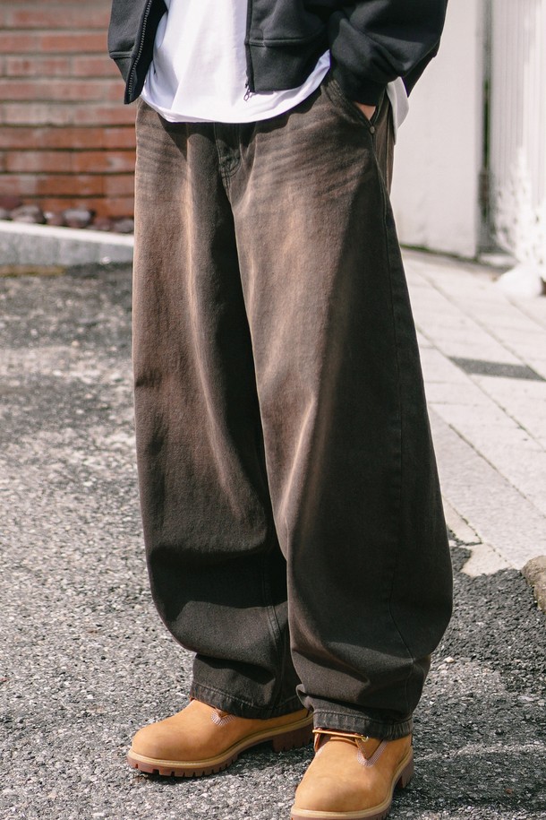 페이즈 벌룬 데님팬츠 빈티지브라운 KJLP2681은 남성용 데님 팬츠입니다. 봄, 가을 계절에 어울리는 보통 두께의 긴 기장 바지로, 캐주얼 스타일을 연출하기 좋습니다. 빈티지브라운 컬러의 무지 데님 소재이며, 루즈핏 벌룬 바지핏으로 편안한 착용감을 제공합니다. 일상뿐만 아니라 동네 마실룩, 가을 나들이룩 등 다양한 TPO에 활용 가능하며, 캐주얼, 미니멀, 클래식 스타일을 즐겨 입는 분들께 추천합니다.
