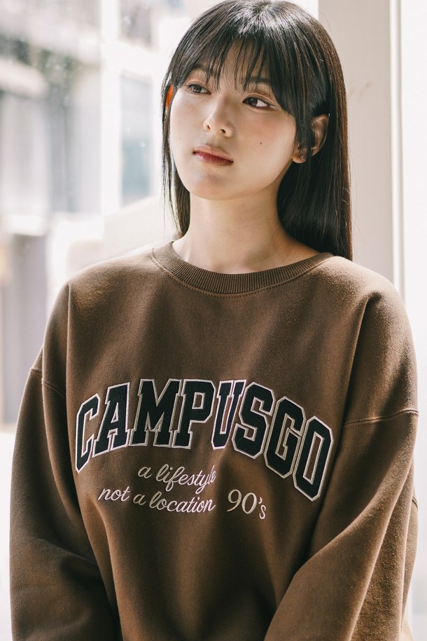 나인티스 캠퍼스 맨투맨 브라운 KJMT2664는 가을, 겨울철에 착용하기 좋은 공용 맨투맨입니다. 부드러운 면 소재로 제작되어 편안한 착용감을 선사하며, 레귤러 핏으로 어떤 스타일에도 잘 어울립니다. 톤 다운된 브라운 컬러는 캐주얼하고 미니멀한 스타일에 잘 어울리며, 캠퍼스 로고 프린팅으로 포인트를 더했습니다. 라운드넥과 긴 소매 기장으로 디자인되었으며, 두꺼운 두께감으로 따뜻하게 입을 수 있습니다. 일상생활에서 편안하고 스타일리시하게 연출할 수 있는 아이템입니다.
