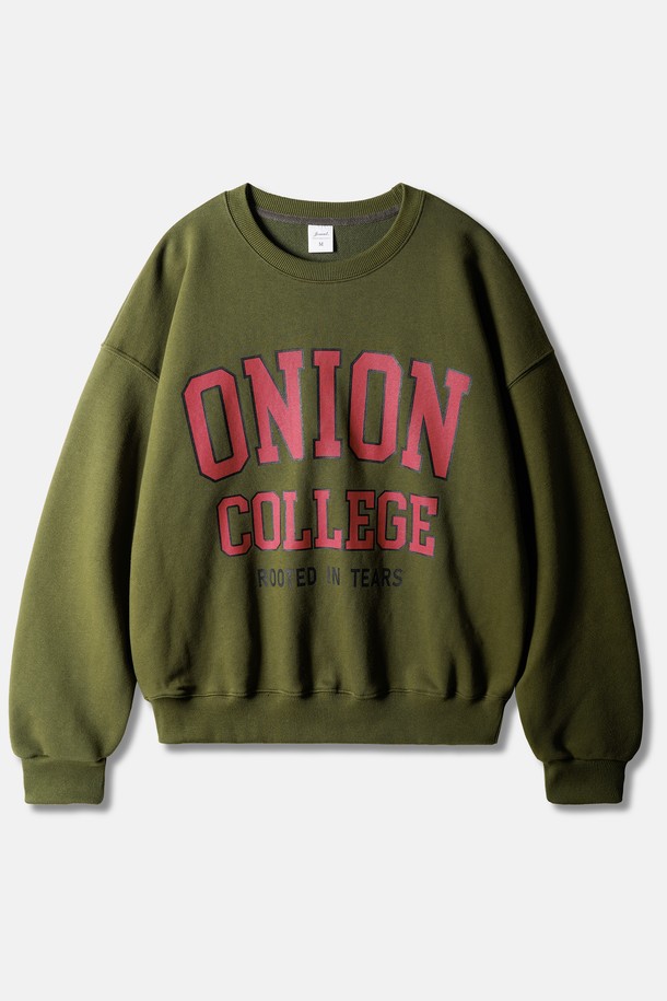 어니언(Onion) 칼리지 맨투맨 올리브카키 SJMT2658은 캐주얼, 스포티, 미니멀 스타일을 모두 아우르는 공용 맨투맨입니다. 봄, 가을, 겨울 시즌에 적합하며, 두꺼운 두께감과 부드러운 촉감의 면 소재로 제작되었습니다. 크롭 기장의 오버핏으로 트렌디함을 더했으며, 라운드넥 디자인과 긴 소매, 칼리지 로고 프린팅으로 포인트를 주었습니다. 동네 마실룩이나 캠핑룩 등 편안한 TPO에 활용하기 좋습니다. 올리브카키 색상으로 어떤 스타일에도 쉽게 매치할 수 있습니다.
