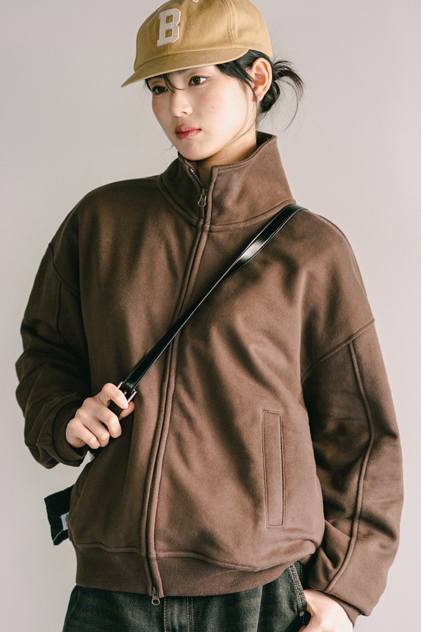 데이브 테리 풀집업 자켓 브라운 SJOT2675는 남녀 모두 착용 가능한 캐주얼, 스포티 스타일의 집업 재킷입니다. 봄, 가을에 어울리는 중간 두께감의 면, 폴리에스터 혼방 소재로 제작되었으며, 부드러운 촉감이 특징입니다. 오버핏, 루즈핏으로 편안한 착용감을 제공하며, 크롭 기장으로 트렌디함을 더했습니다. 브라운 컬러의 무지 디자인이며, 네크라인 안쪽 시보리, 양방향 투웨이 지퍼, 사이드 포켓, 팔 후면 턱 주름, 립 소재 소매와 밑단, 볼륨감 있는 암홀 스티치 등의 디테일이 돋보입니다. 동네 마실룩, 산책룩, 여행룩 등 다양한 TPO에 활용하기 좋습니다.
