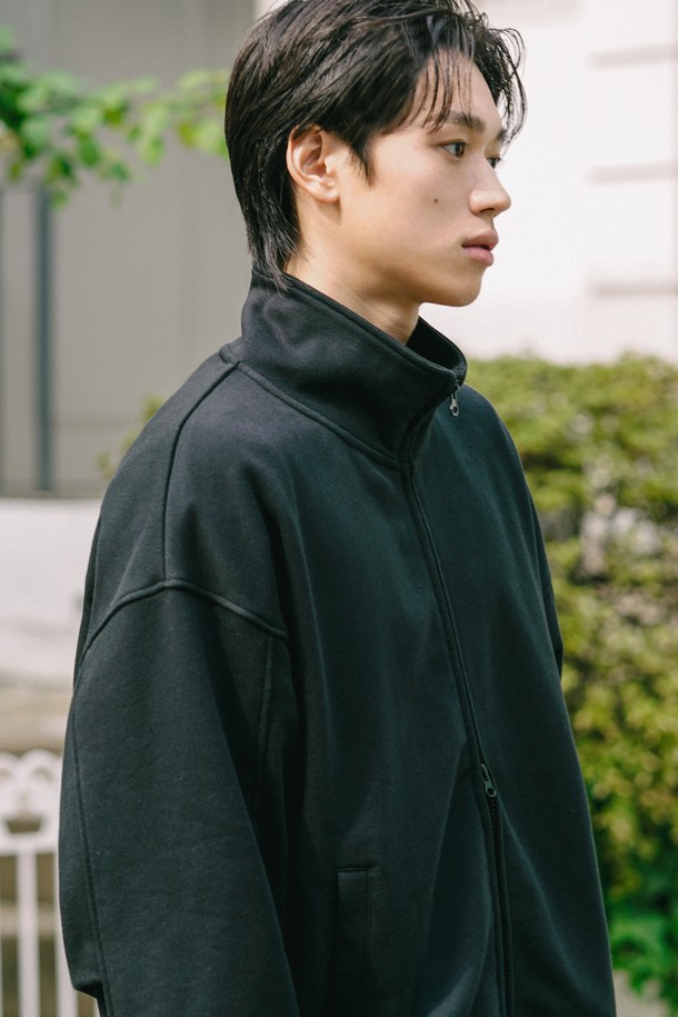 데이브 테리 풀집업 재킷 블랙 SJOT2675는 봄, 가을 시즌에 착용하기 좋은 공용 집업 재킷입니다. 부드러운 면과 폴리에스테르 혼방 소재로 제작되어 편안한 착용감을 제공하며, 일상 및 가벼운 산책룩에 적합합니다. 오버핏 또는 릴랙스핏으로 연출 가능하며, 블랙, 그레이, 브라운, 네이비 등 다양한 색상으로 출시되었습니다. 투웨이 지퍼, 사이드 포켓, 소매 턱 플리츠, 립 소재 소매단/밑단, 볼륨감 있는 외부 스티치, 칼라 포인트 디테일이 돋보이는 캐주얼하고 베이직한 스타일의 재킷입니다.
