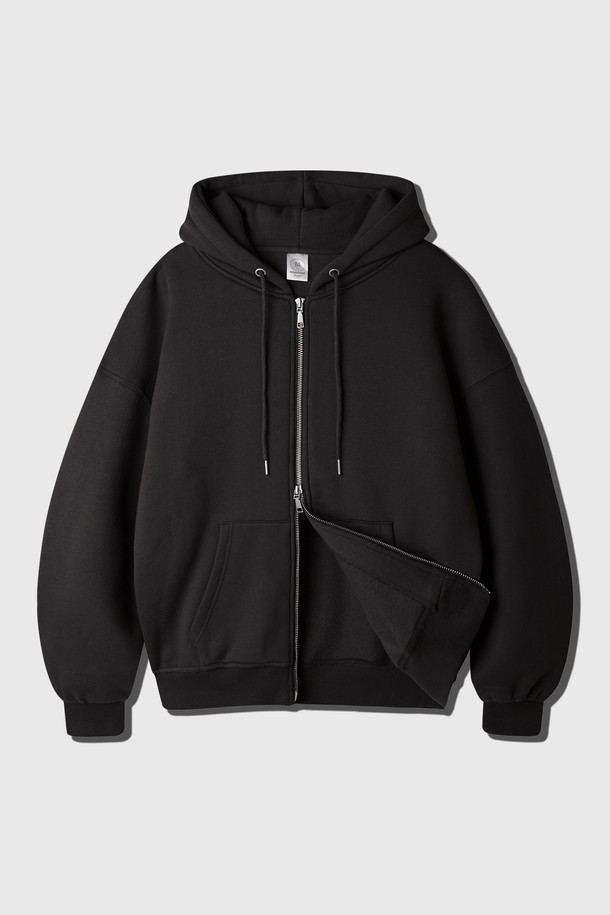 네트로 오버핏 후드 집업 블랙 ISHD2682는 캐주얼, 스트리트, 미니멀 스타일을 소화하는 남녀 공용 후드 집업입니다. 부드러운 면 소재에 두꺼운 두께감으로 제작되어 봄, 가을, 겨울 계절에 활용 가능하며, 일상복으로 편안하게 착용할 수 있습니다. 오버핏 디자인과 긴 소매, 후드, 캥거루 포켓 디테일이 특징이며, 보온 기능을 제공합니다. 깔끔한 무지 블랙 컬러로 다양한 스타일링에 용이합니다.
