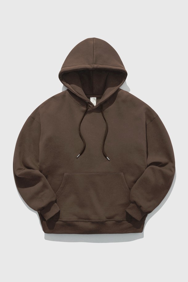 로그 오버핏 기모 후드 브라운 YHHD2302는 편안하고 따뜻한 데일리룩을 위한 필수템입니다. 넉넉한 오버핏에 부드러운 기모 안감으로 제작되어, 가을과 겨울철 포근한 착용감을 선사합니다. 무지 디자인에 브라운 컬러로 어떤 스타일에도 쉽게 매치할 수 있으며, 캐주얼 및 미니멀 스타일을 즐겨 입는 분들께 추천합니다. 캥거루 포켓 디테일로 실용성을 더했으며, 집콕룩이나 가벼운 산책룩으로 활용하기 좋습니다.
