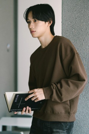 데이컷 크롭 오버핏 맨투맨 브라운 KJMT2648