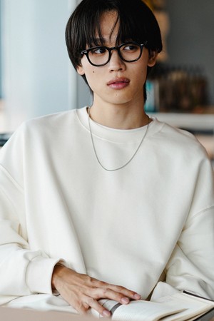 데이컷 크롭 오버핏 맨투맨 크림 KJMT2648