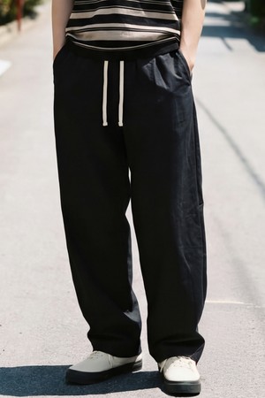 힌지 원턱 커브드 팬츠 블랙 ISLP2699