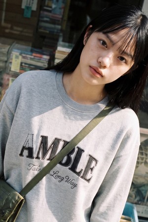 앰블 데님 패치 맨투맨 그레이 KJMT2723